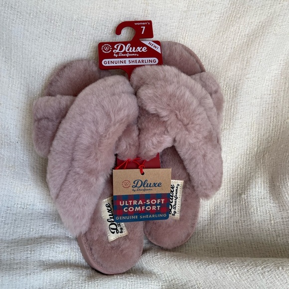 NWT. Dluxe by Dearfoam pink Genuine Shearling Criss Cross Top Slide On Slippers - Picture 10 of 11